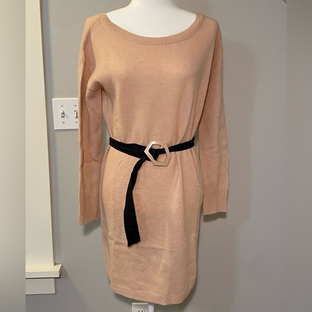 Fiorucci medium wool sweater dress with belt in beige / pink .